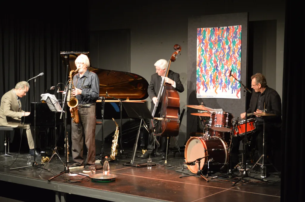 Ein Konzert mit Bruno Spoerri am Saxofon Dave Ruosch, Bruno Spoerri, Kalli Gerhards, Martin Meyer stehen auf der Bühne und geben ein Jazzkonzert.